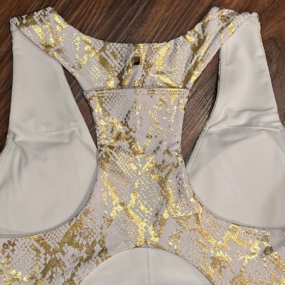 Fabletics On The Go Midi Medium Impact Sports Bra - Picture 9 of 15